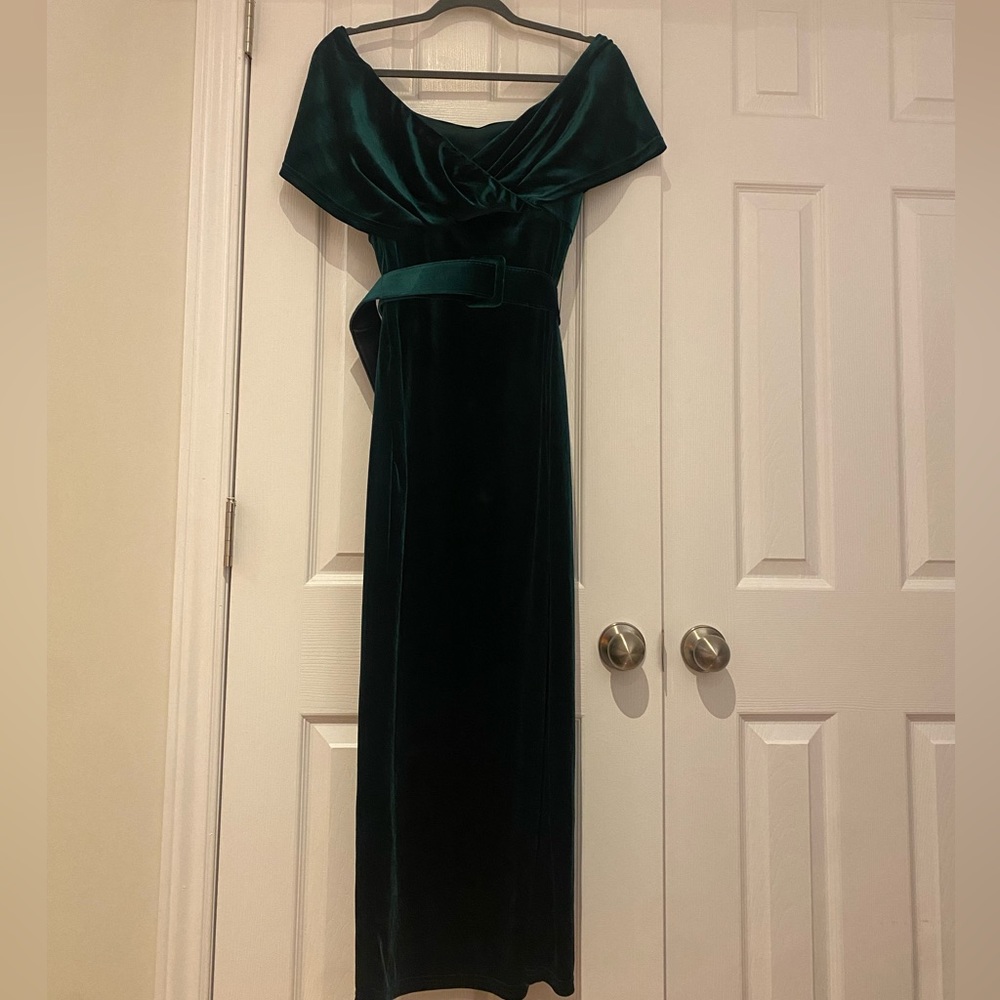 Green velvet dress in new condition size s-m